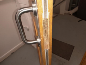 No lock or intumescent strip on a fire door